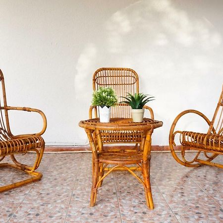 Villa Aurelia -Seafront Apartment With Patio Флуміні-ді-Кварту Екстер'єр фото
