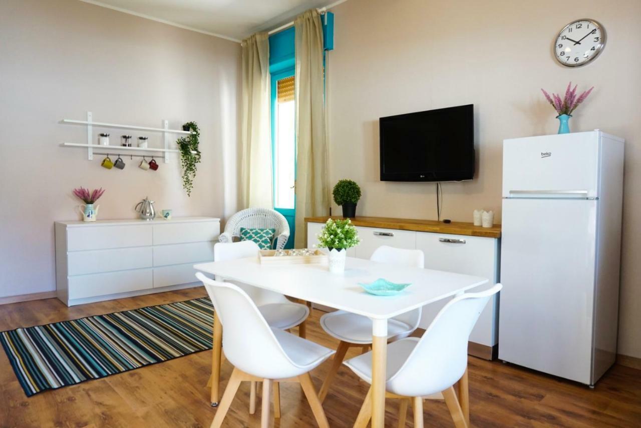 Villa Aurelia -Seafront Apartment With Patio Флуміні-ді-Кварту Екстер'єр фото