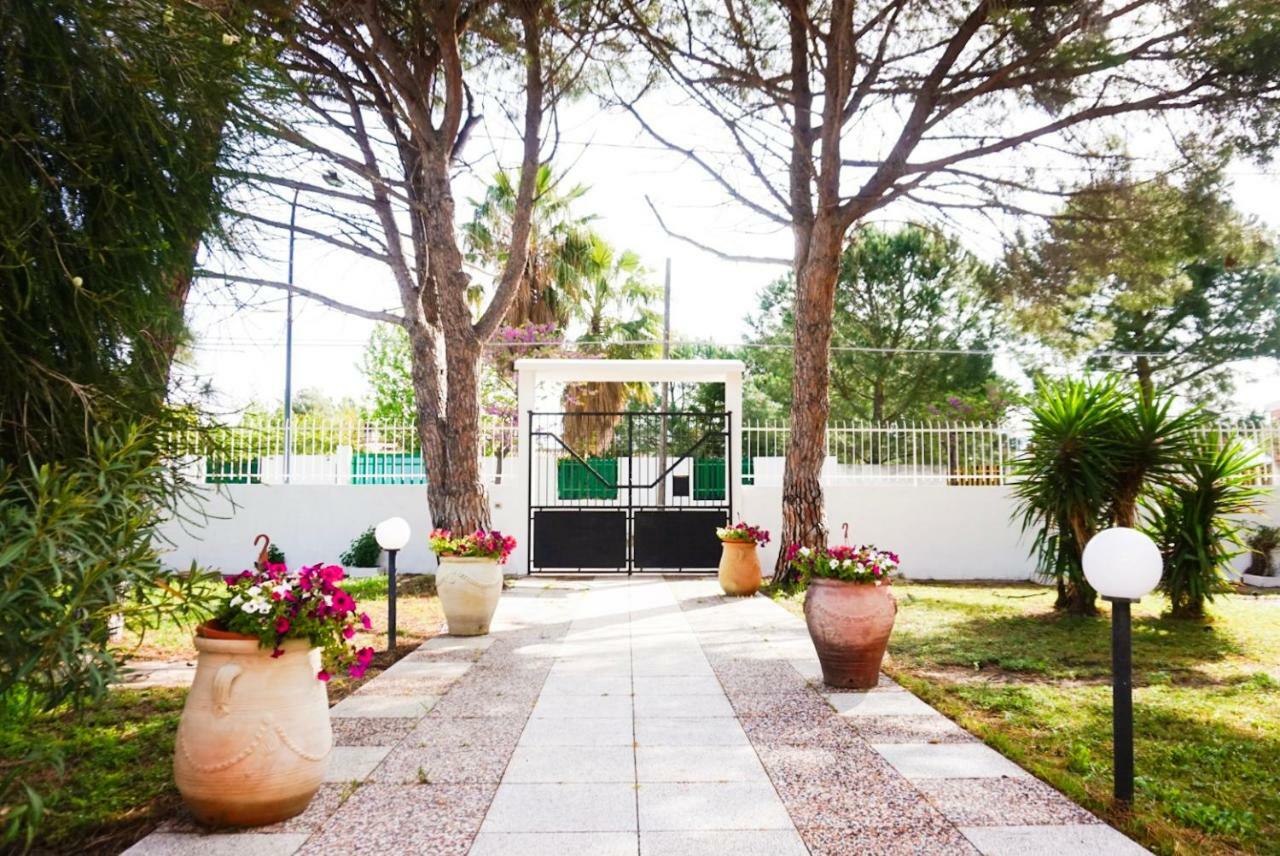 Villa Aurelia -Seafront Apartment With Patio Флуміні-ді-Кварту Екстер'єр фото